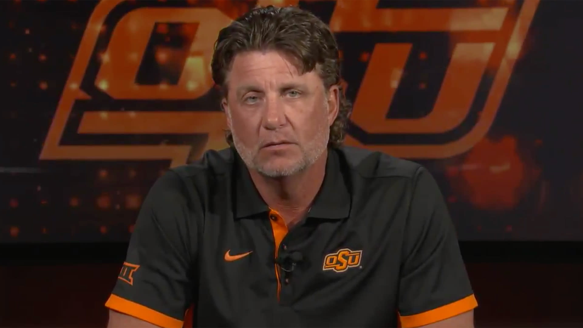 Oklahoma State RB Chuba Hubbard calls out Mike Gundy for wearing OAN shirt,  teammates show support