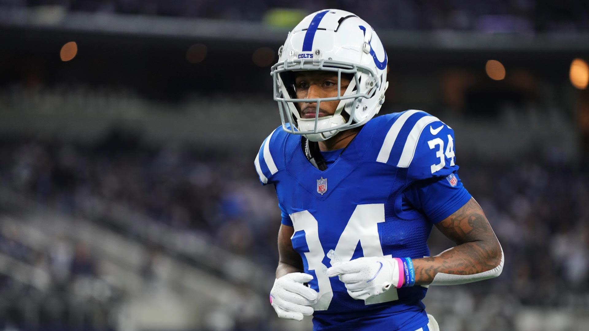 INDIANAPOLIS, IN - DECEMBER 18: Indianapolis Colts Cornerback Isaiah  Rodgers (34) defends during the NFL football game between the New England  Patriots and the Indianapolis Colts on December 18, 2021, at Lucas