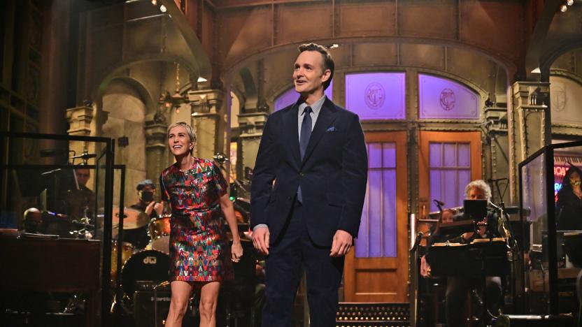 SATURDAY NIGHT LIVE -- Will Forte, Måneskin Episode 1816 -- Pictured: (l-r) Kristen Wiig and host Will Forte during the monologue on Saturday, January 22, 2022 