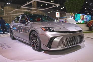 2023 洛杉磯車展直擊：中國、北美市場外觀內裝細節大不同，Toyota Camry 第九代詳解！