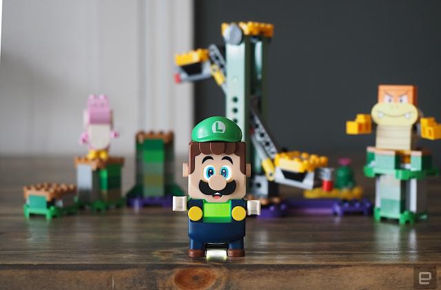 Image of the Lego Luigi in front of components from the Lego Luigi Starter Set.