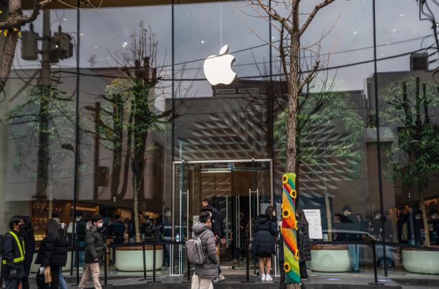 SEOUL, SOUTH KOREA - 2020/11/20: People entering the Apple store in Seoul, following the release of iPhone12 mini and iPhone12 Pro Max. (Photo by Simon Shin/SOPA Images/LightRocket via Getty Images)