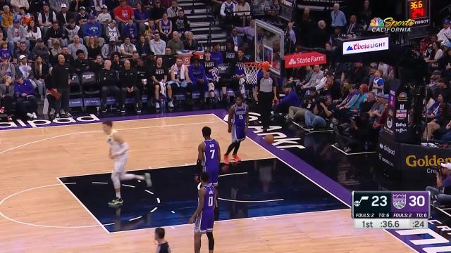 Juan Toscano-Anderson with an assist vs the Sacramento Kings