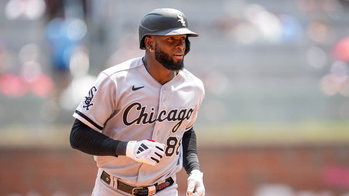 Luis Robert Jr. exits White Sox' victory over Yankees with sprained finger  - Chicago Sun-Times