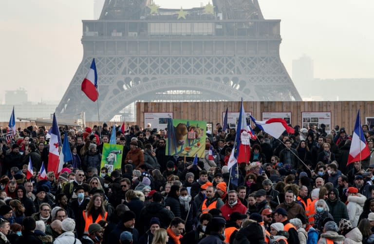 Les manifestants sont descendus dans les rues françaises pour protester contre le nouveau laissez-passer vaccinal