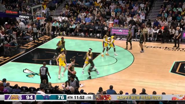 Mark Williams with a dunk vs the Los Angeles Lakers