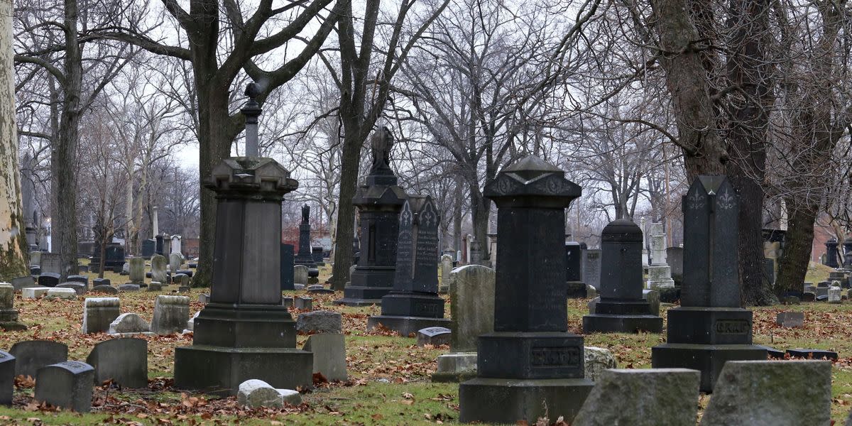 Here's The Difference Between A Cemetery And A Graveyard