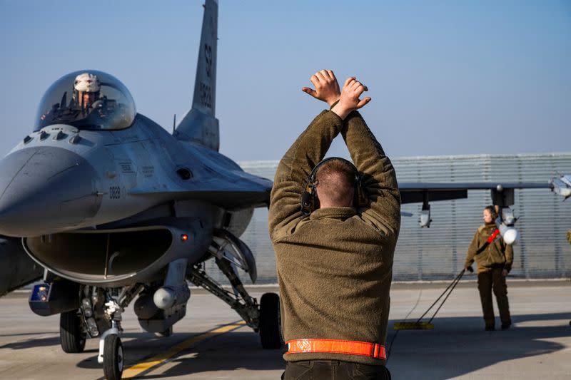 Photo of Slovensko dostane nové stíhačky F-16 o rok neskôr