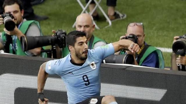 Luis Suarez lifts Uruguay past Saudi Arabia and into the Round of 16