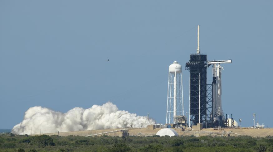 En esta foto proveída por la NASA, un cohete Falcon 9 de SpaceX con la cápsula  Crew Dragon a bordo es viso en la plataforma de lanzamientos durante una breve prueba el centro espacial Kennedy en Florida el viernes, 22 de mayo del 2020.  (Bill Ingalls/NASA vía AP)