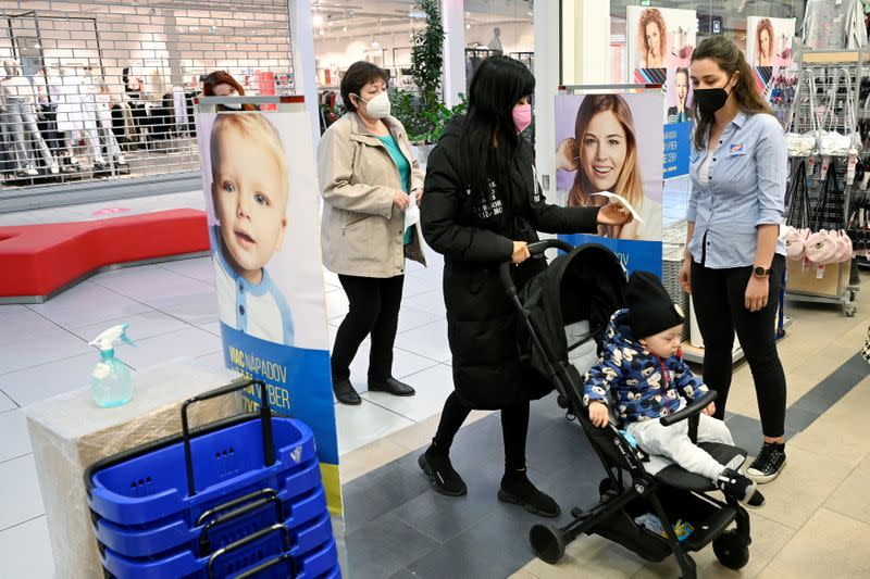 Slovensko otvára reštauračné terasy a telocvične, aby uzamknutie ešte viac uľahčilo