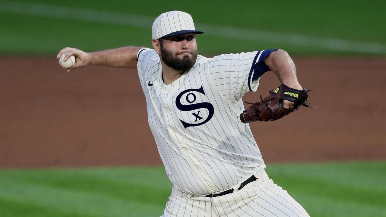 White Sox's Lance Lynn ejected after throwing belt at umpire