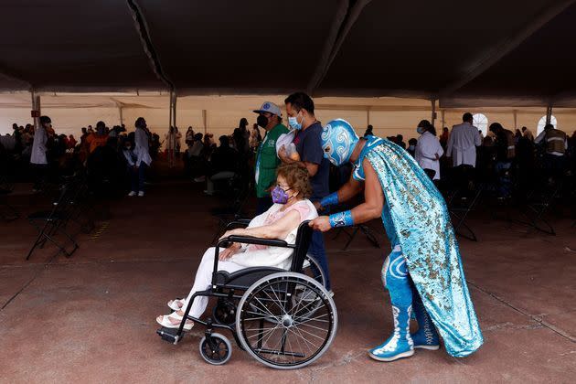 Photo of en México, luchadores de Lucha Libre se movilizan por la vacunación