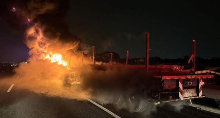 國1深夜嚴重事故 5車追撞釀2死