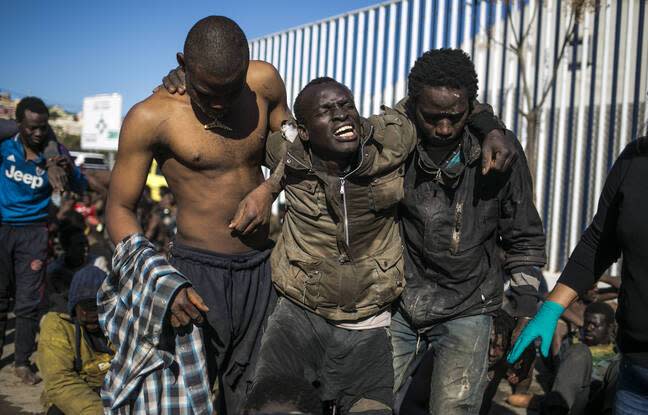 Más de 400 inmigrantes intentan entrar en el enclave español de Melilla desde Marruecos