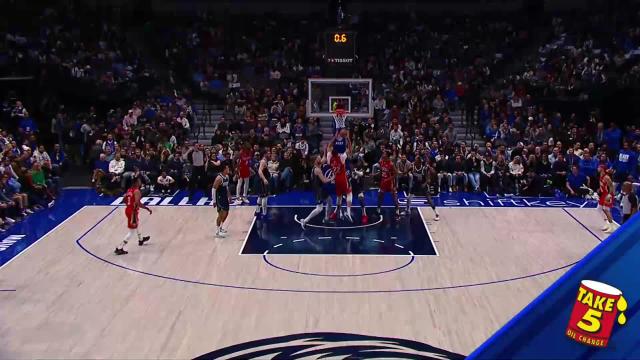 Larry Nance Jr. with a last basket of the period vs the Dallas Mavericks