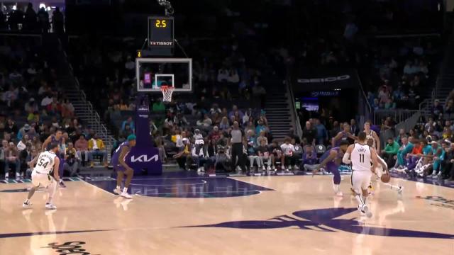 Brook Lopez with a last basket of the period vs the Charlotte Hornets