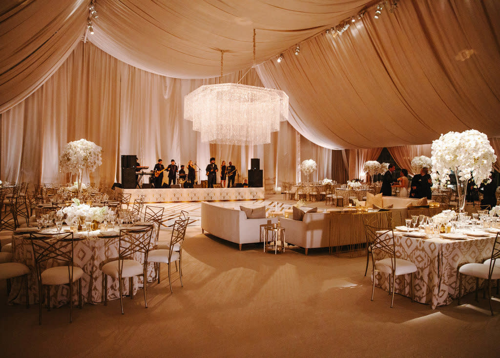 Breathtaking Ceiling Decoration Ideas For Your Wedding