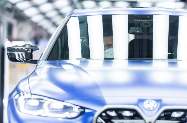 German Economic and Climate Protection Minister Robert Habeck gets driven in a BMW i4 electric car during his visit at the BMW plant in Munich, Germany, January 20, 2022. REUTERS/Lukas Barth