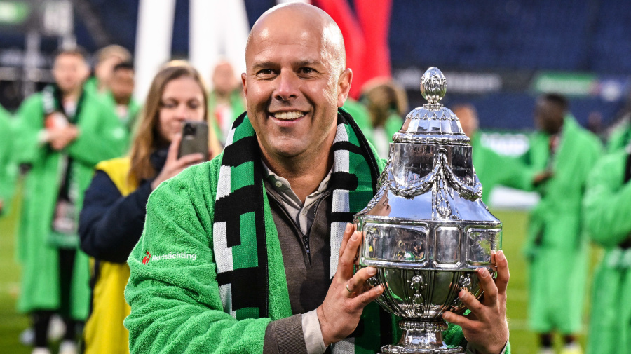 Getty Images - ROTTERDAM - Feyenoord coach Arne Slot with the TOTO KNVB Cup after the TOTO KNVB Cup final match between Feyenoord and NEC Nijmegen in Feyenoord Stadium de Kuip on April 21, 2024 in Rotterdam, the Netherlands. ANP OLAF KRAAK (Photo by ANP via Getty Images)