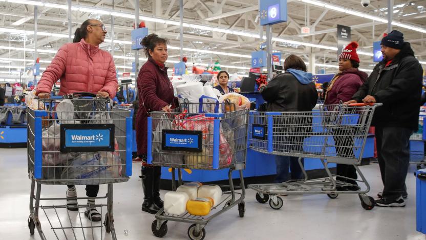 Shoppers crowd a Walmart store ahead of the Thanksgiving holiday in Chicago, Illinois, U.S. November 27, 2019. REUTERS/Kamil Krzaczynski