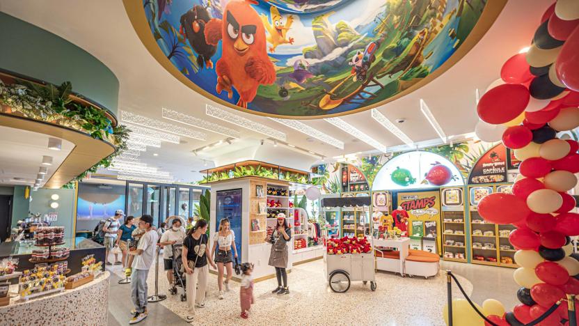 iSwii by Angry Birds Retail Cafe is adorned with modern dÃ©cor and features a collection of Instagrammable NYC-themed statue installations outside the entrance, an eye-catching bright mural ceiling with Angry Birds graphics, a vibrant terrazzo counter, and flooring resembling dessert sprinkles.