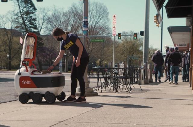 Yandex delivery robot