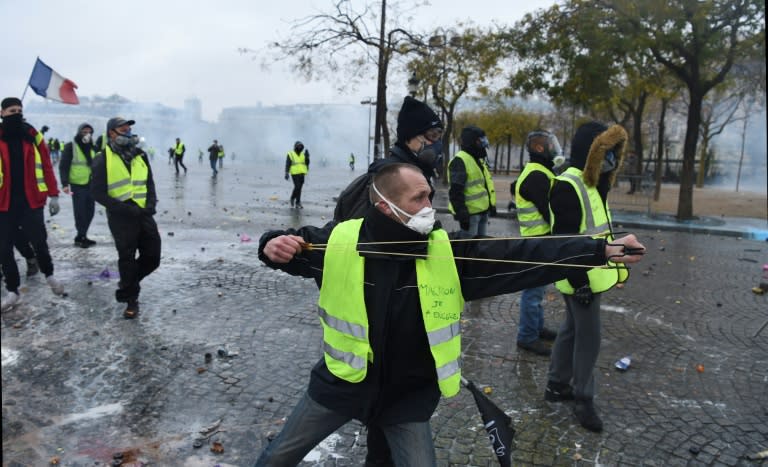 Gilets Jaunes 1500 Perturbateurs Aux Abords Des Champs