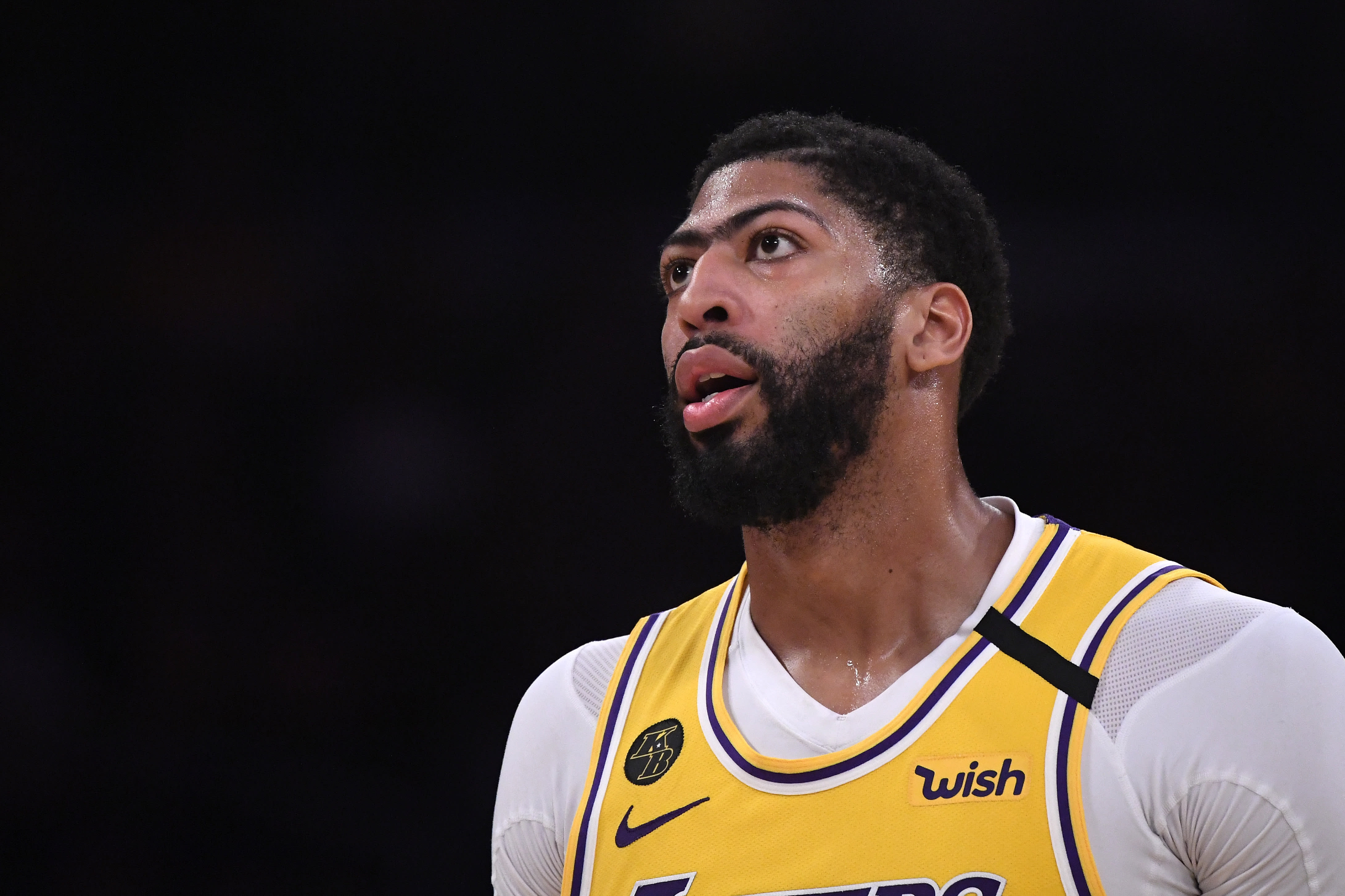 Lakers' Anthony Davis puts LA house on market