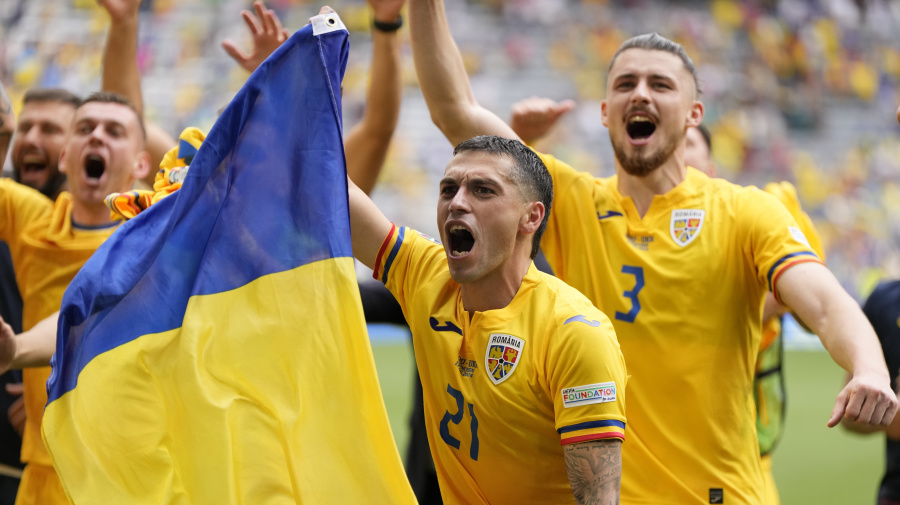 Associated Press - Los jugadores de Rumania celebran la victoria 3-0 ante Ucrania en la Eurocopa, el lunes 17 de junio de 2024, en Múnich. (AP Foto/Matthias Schrader)