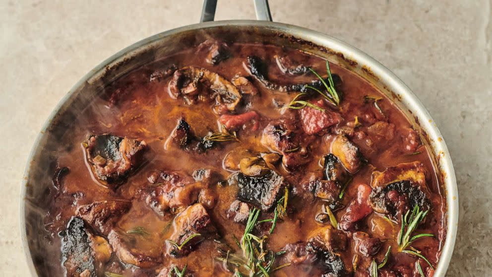 Jamie Oliver's 1-pan mushroom and chicken cacciatore ...