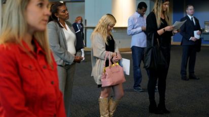US weekly jobless claims fall