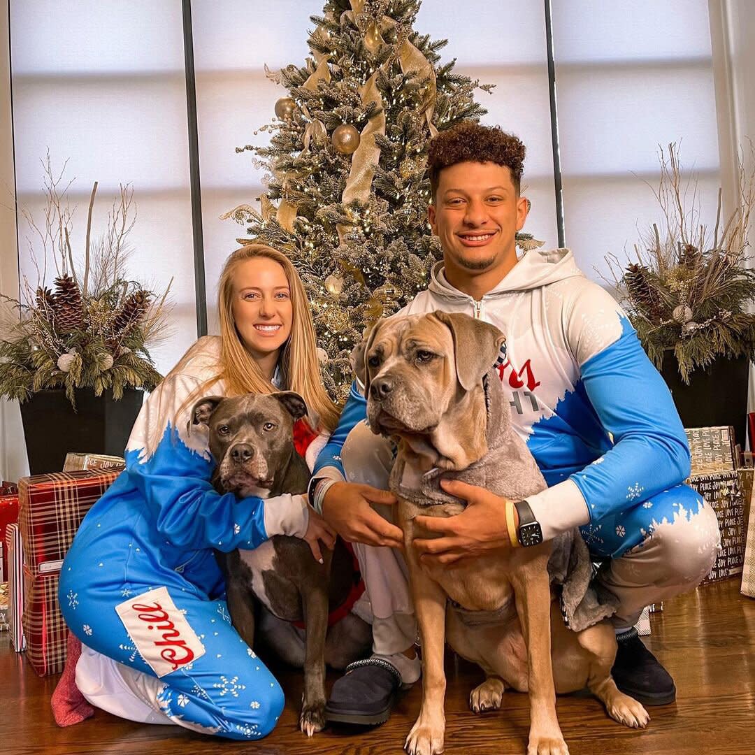 Patrick Mahomes And Pregnant Fianc E Brittany Matthews Celebrate Christmas In Matching Onesies
