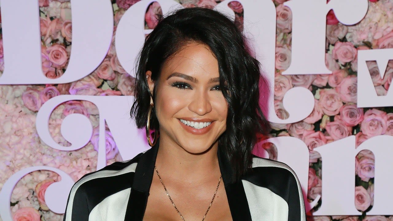 Cassie Shares First Photo Of Newborn Daughter S Face See