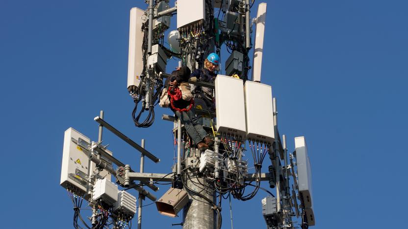 A contract crew from Verizon installs 5G telecommunications equipment on a tower in Orem, Utah, U.S. December 3, 2019. Picture taken December 3, 2019.  REUTERS/George Frey