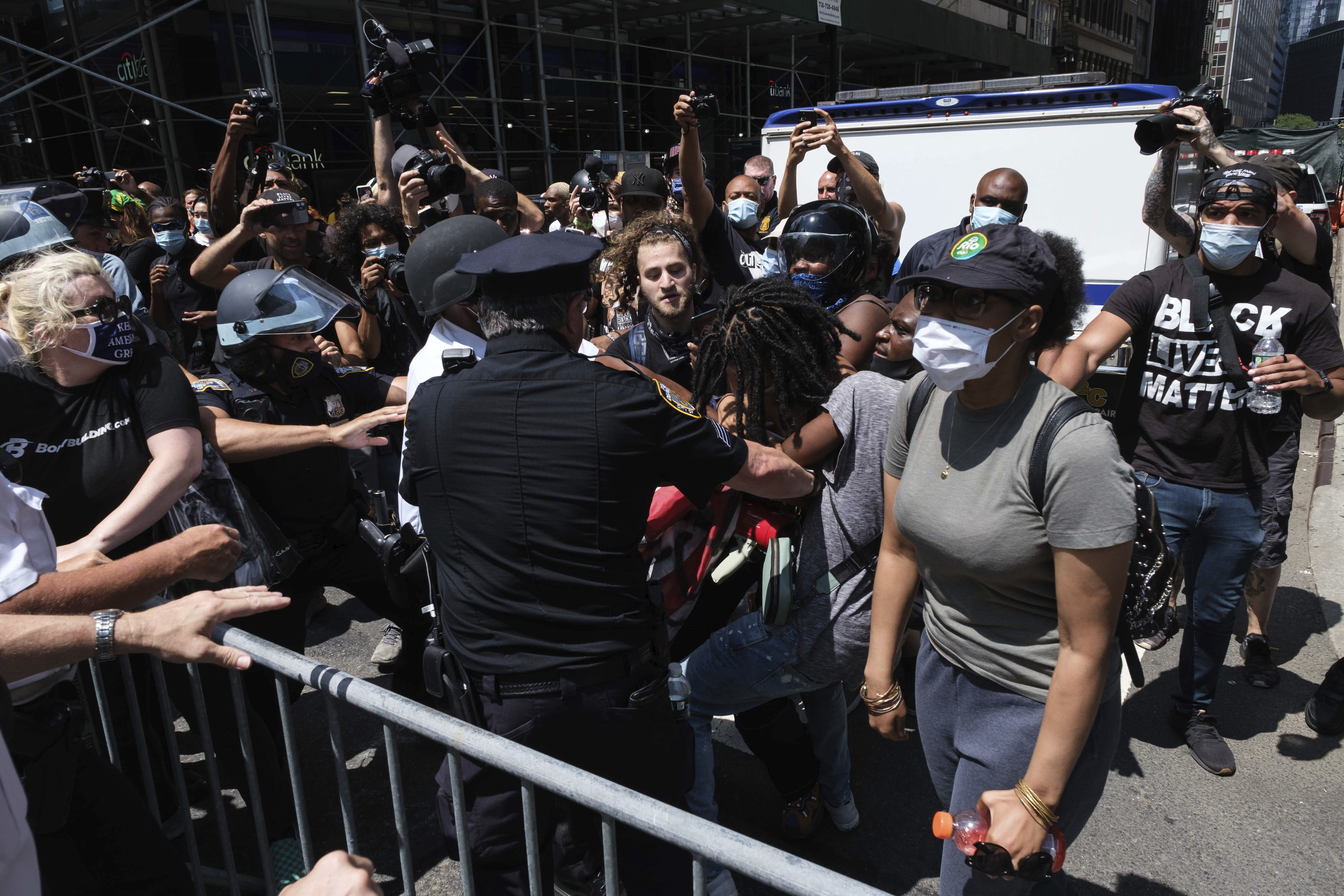 Nypd Chief Protesters Roughed Up In Brooklyn Bridge Clash 8756