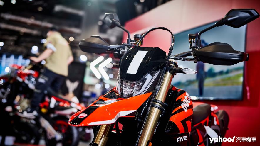 相比老大哥Hypermotard 950系列更為纖細的造型主要反映了Ducati Hypermotard 698 Mono中量級的體格與更纖細靈活的車款定位。 - 3