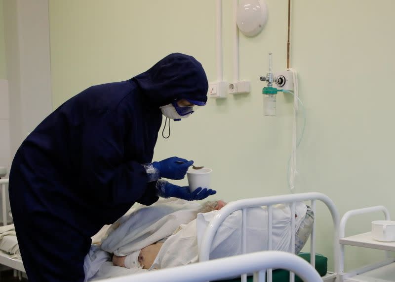 Russia reports record 589 coronavirus deaths, 25,345 new infections