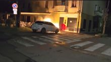“Negozio ebreo” e gli bruciano l’auto