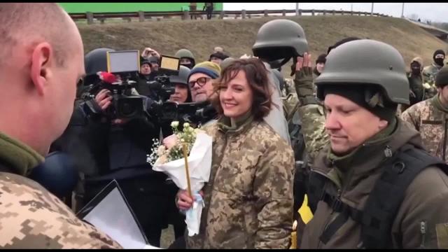 Ukrainian soldiers tie the knot at checkpoint on the outskirts of Kyiv