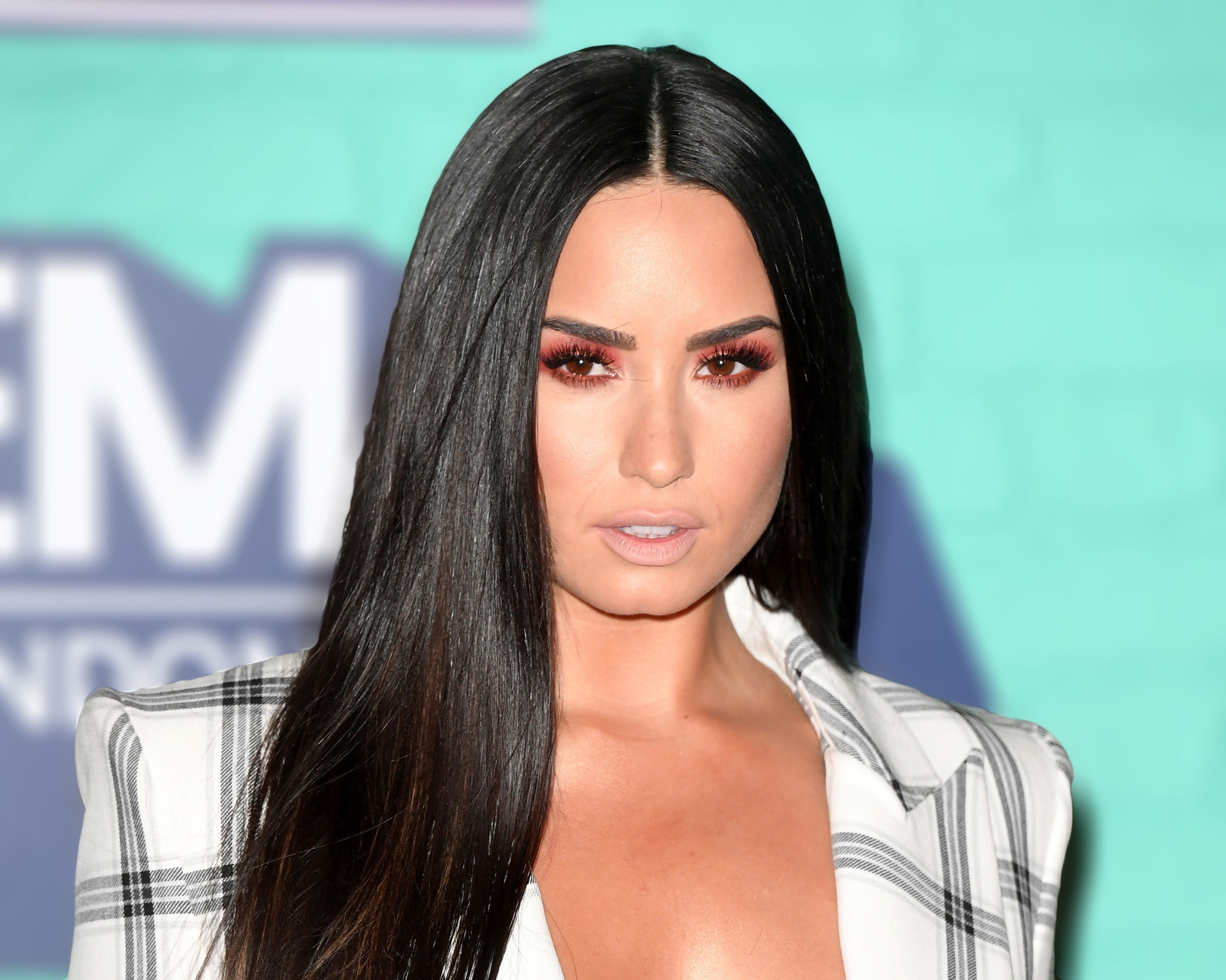 Demi Lovato Debuts New Summer Blonde Hair Color