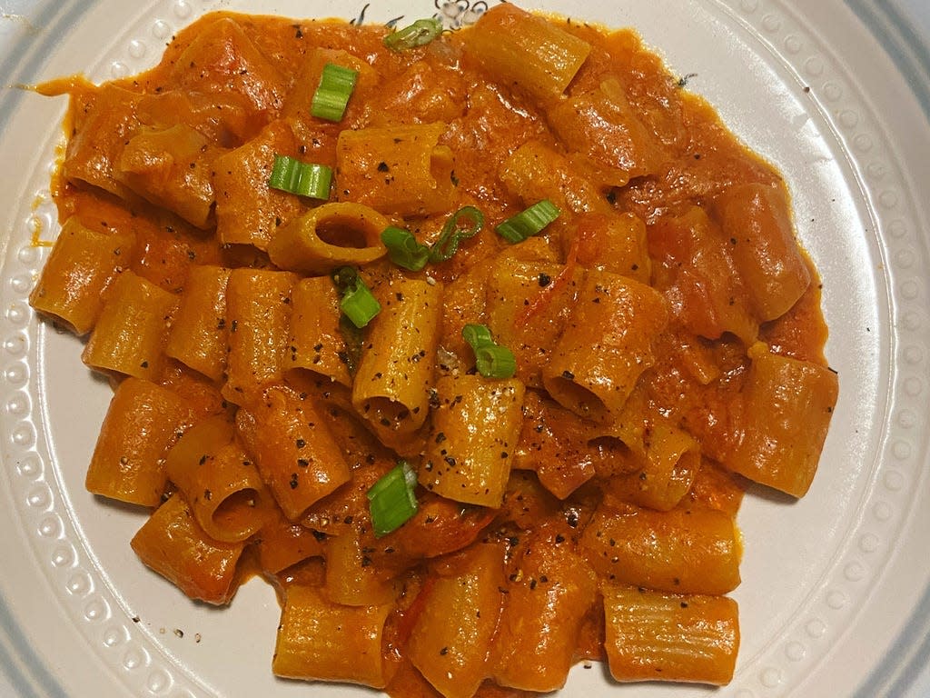 I'm in pastry school. Here's the quick, 6-ingredient pasta I make when I don't f..