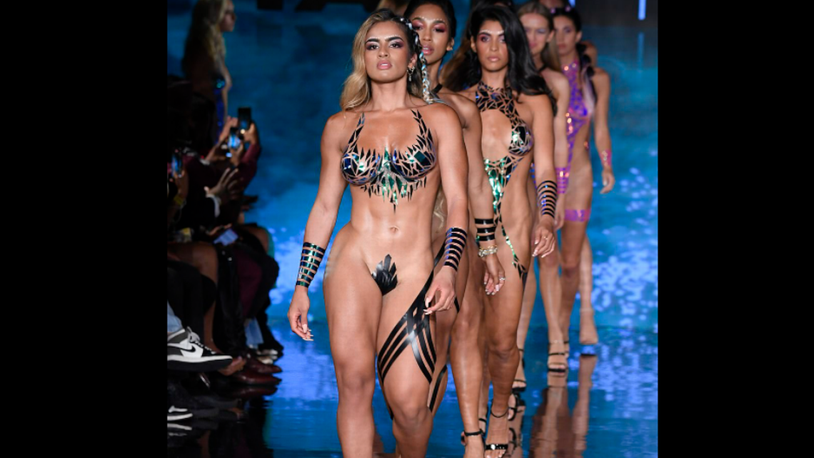 Die Models trugen bei dieser Bademode-Show in Miami Beach nichts als Körpertape.  Beobachten Sie sie in Aktion