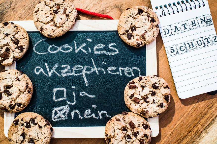 Accept cookies with a tablet to illustrate cookie banners for websites with cookies in German Cookie-Banner rechtskonform? in English Cookies accepted yes no privacy