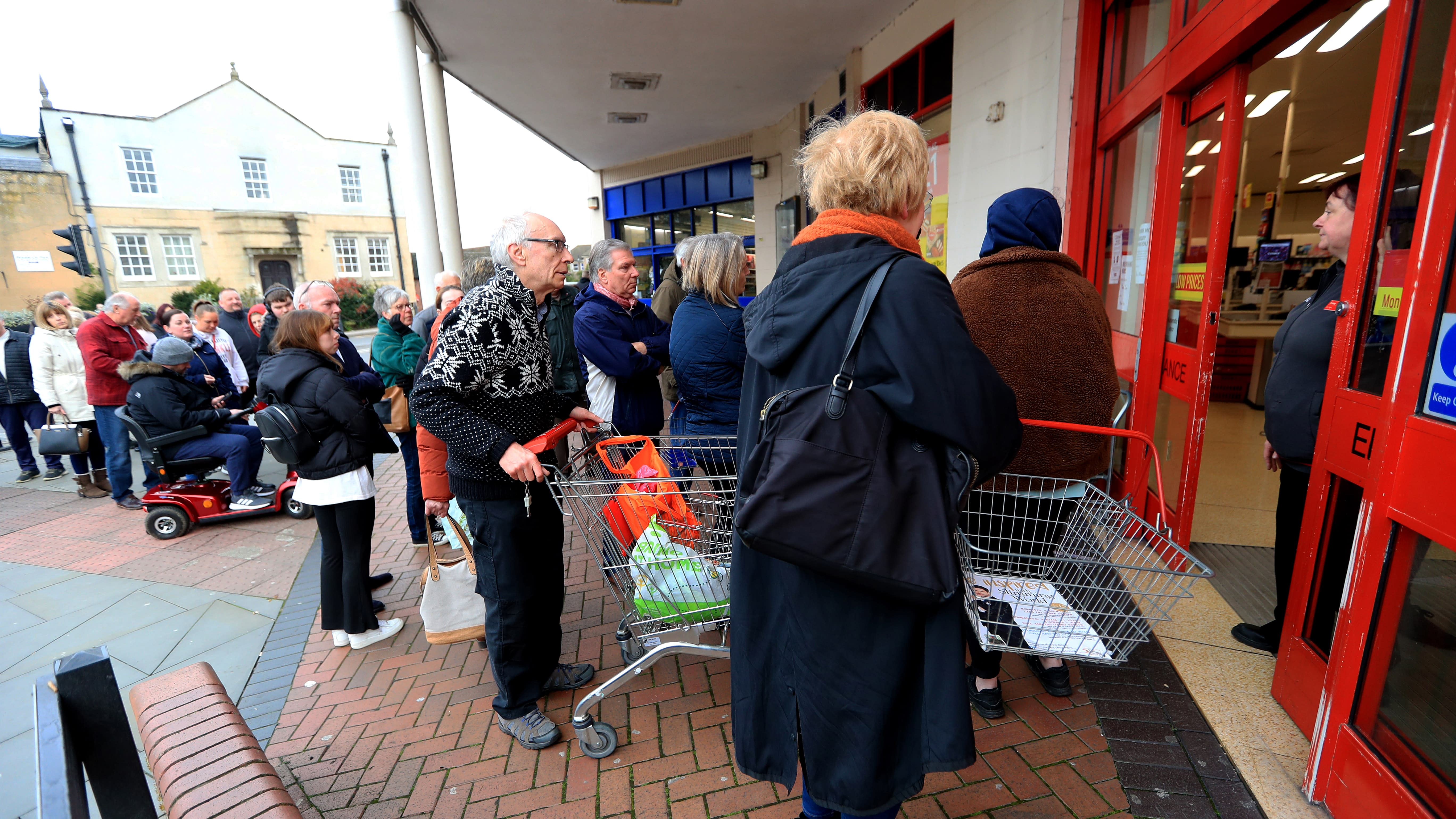 Coronavirus: Huge queues at supermarkets despite ...