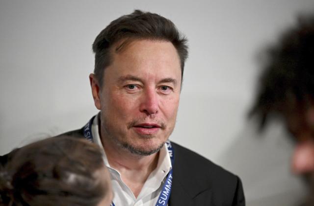 Archivo - El director general de Tesla, Elon Musk, asiste a la primera sesión plenaria de la Cumbre de Seguridad de la IA en Bletchley Park, el 1 de noviembre de 2023 en Bletchley, Inglaterra. (Leon Neal/Pool Foto via AP, Archivo)