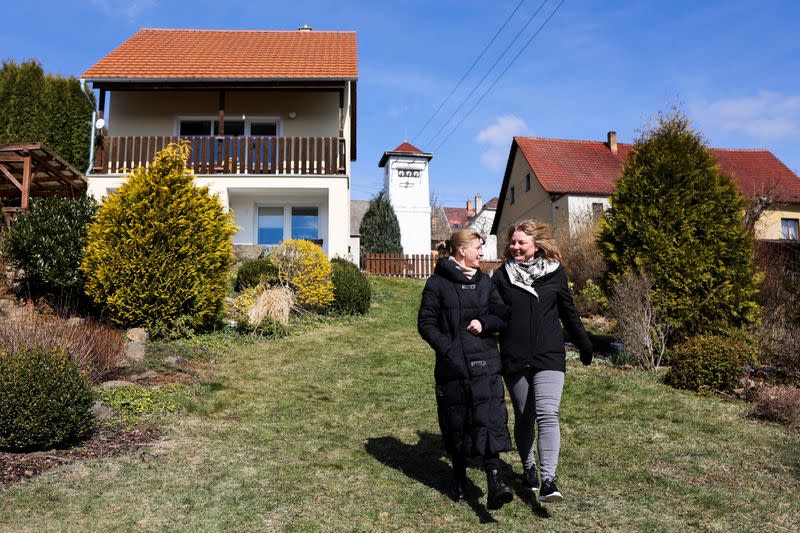 Přejdete ulice plné dolů, abyste se dostali do české vesnice, dvě matky z Mariupolu malují nový život