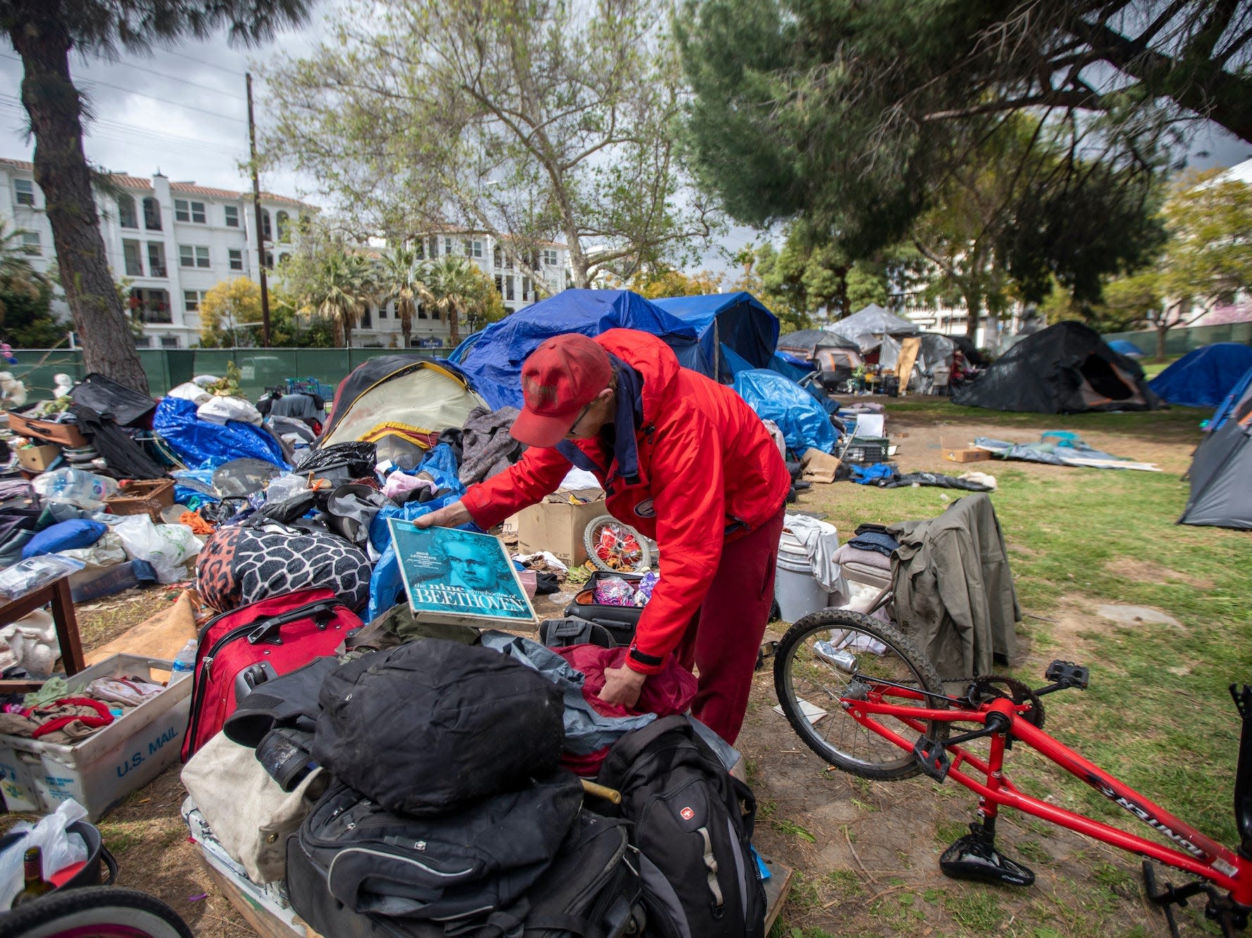 Los Angeles could offer thousands of poor residents 1,000 a month, 'no