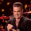 Robbie Williams si disinfetta dopo aver toccato i fans