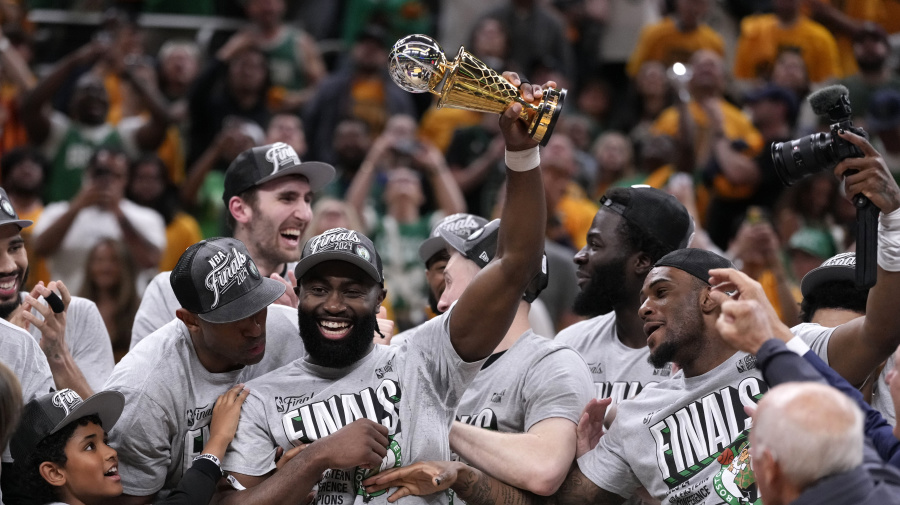 Associated Press - El base de los Celtics de Boston Jaylen Brown celebra con sus compañeros tras ganar por barrida la serie de finales de la Conferencia Este ante los Pacers de Indiana el lunes 27 de mayo del 2024. (AP Foto/Michael Conroy)